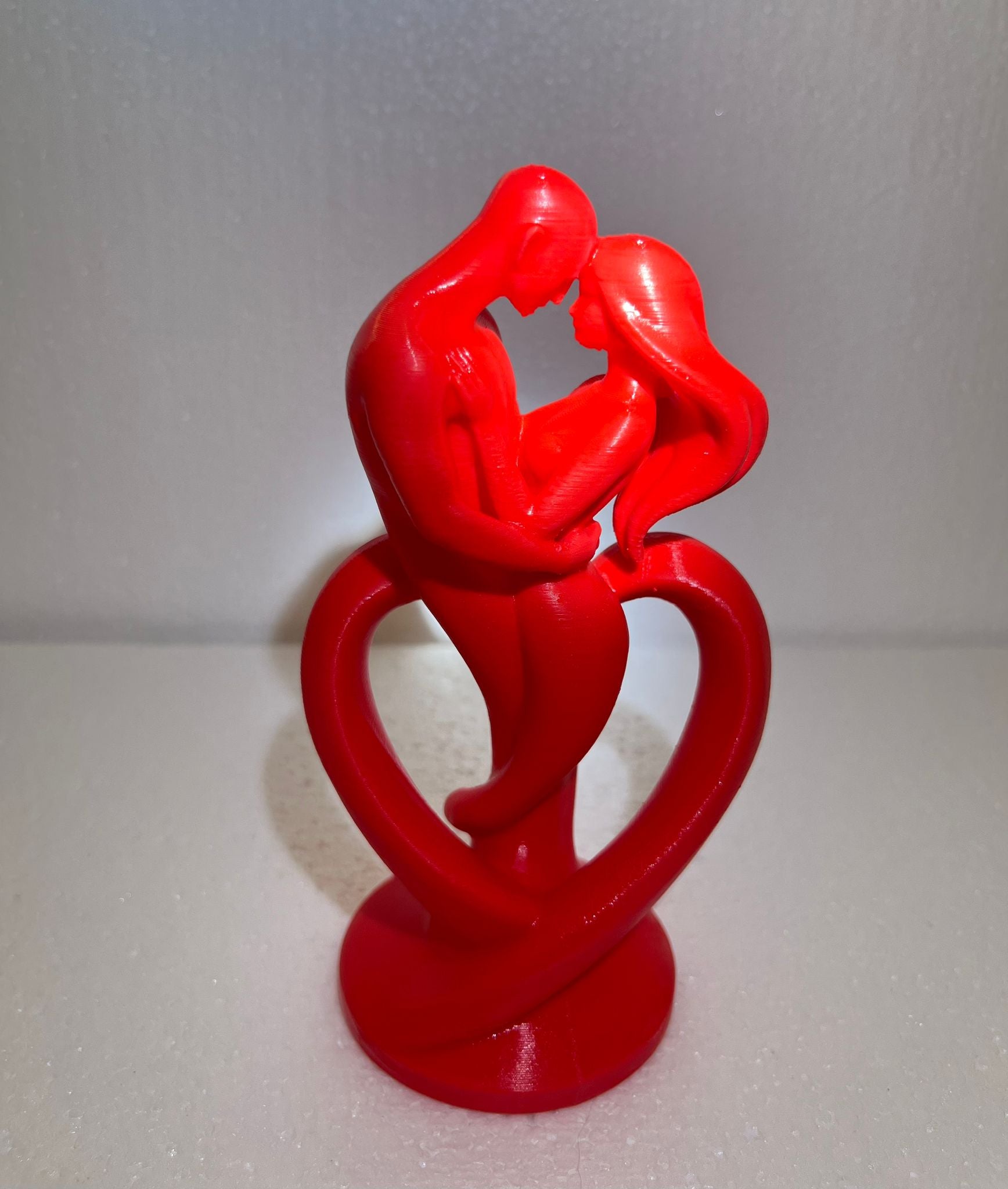 Scultura “Abbraccio d’Amore” – Figura romantica artigianale in stampa 3D