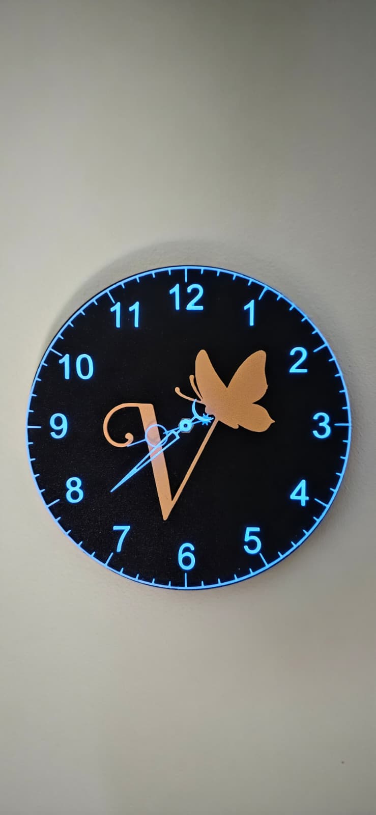 Orologio da parete personalizzato con logo aziendale illuminato.