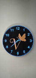 Orologio da parete personalizzato con logo aziendale illuminato.