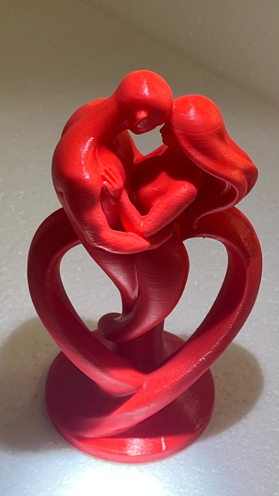 Scultura “Abbraccio d’Amore” – Figura romantica artigianale in stampa 3D
