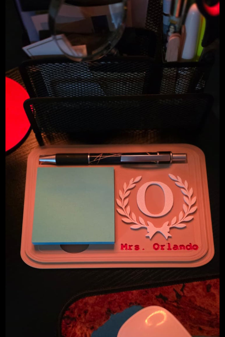 Organizer da scrivania personalizzato con nome e iniziale.