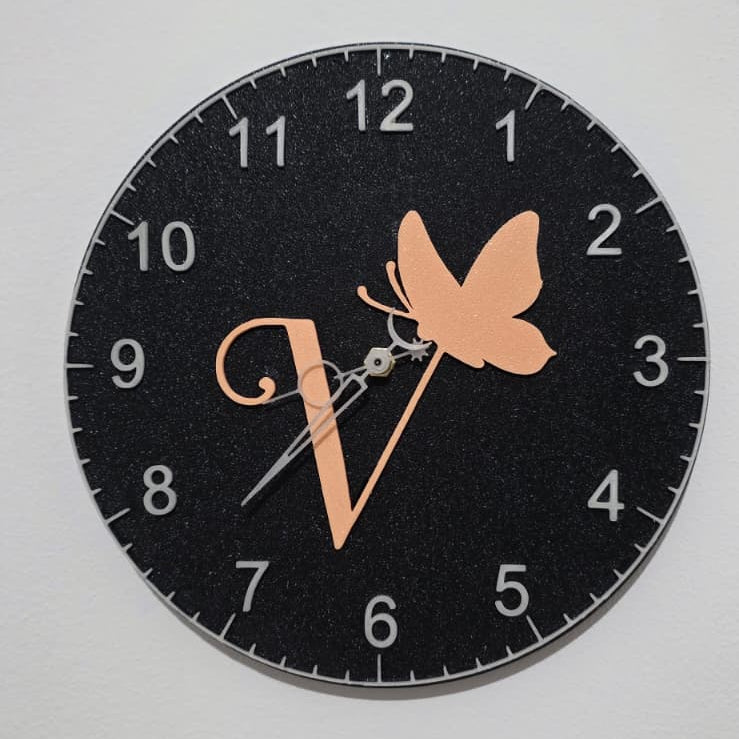 Orologio da parete personalizzato con logo aziendale illuminato.