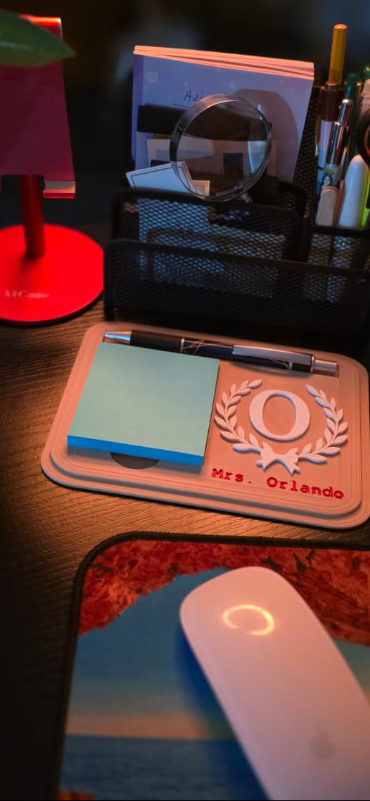 Organizer da scrivania personalizzato con nome e iniziale.